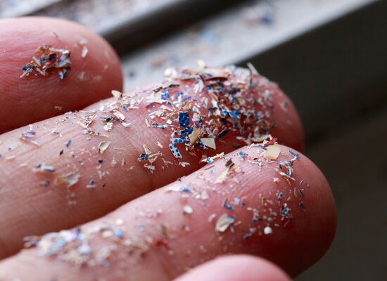 Nahaufnahme von Mikroplastik in einer Hand
